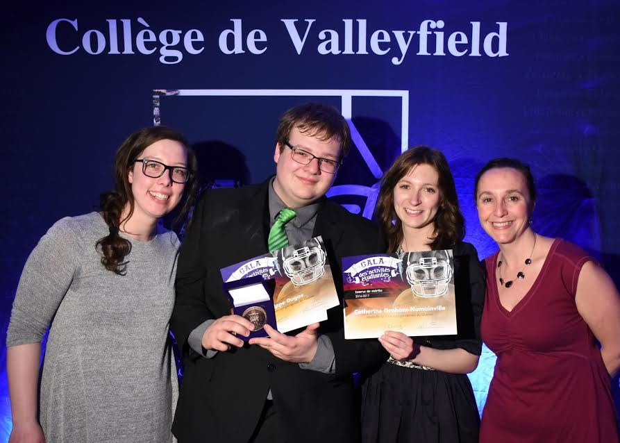Les deux récipiendaires de la médaille du gouverneur, Philippe Dugas et Catherine Graham-Numainville accompagnés de Cyndi Trudel-Haineault, monitrice de la ligue d’improvisation(à gauche) et de Mireille Théorêt, directrice de la Fondation du Collège de Valleyfield.