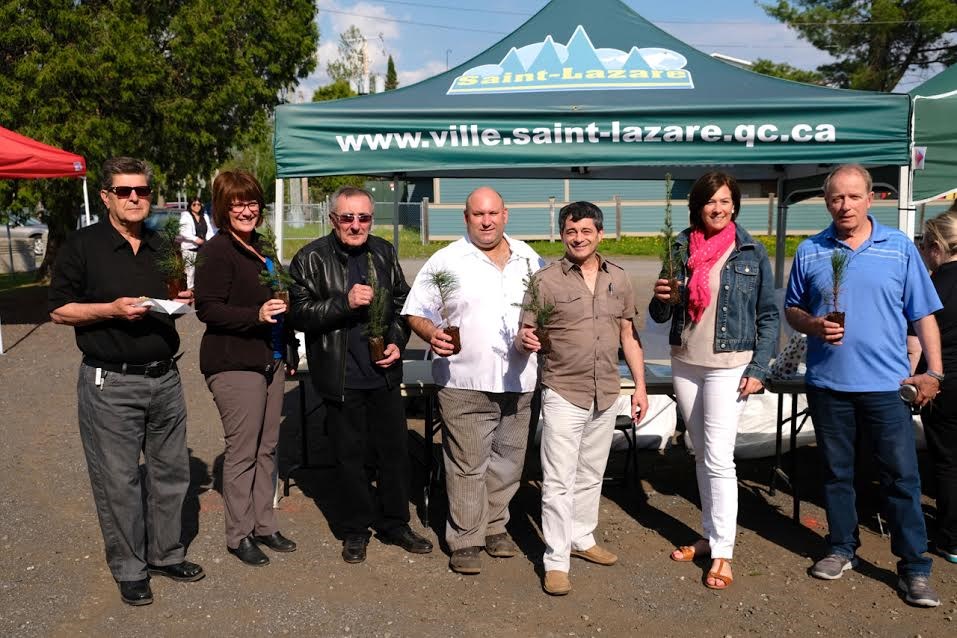 Dans l’ordre habituel, Serge David, Brigitte Asselin, Richard Nataf, membres du conseil de la Ville de Saint-Lazare, Thierry Juvien, organisateur du marché public, Robert Grimaudo, maire de Saint-Lazare, Pamela Tremblay et Marc-André Esculier, membres du conseil de la Ville de Saint-Lazare.