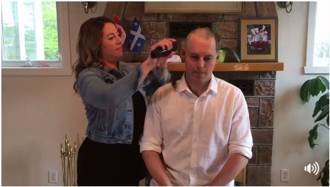 Peter Schiefke met sa tête en jeu pour une bonne cause