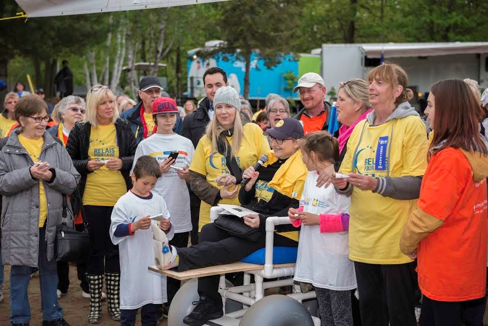 450 personnes ont marché toute la nuit à la lueur des chandelles pour démontrer leur solidarité envers ceux et celles qui vivent avec cette maladie nuit et jour.