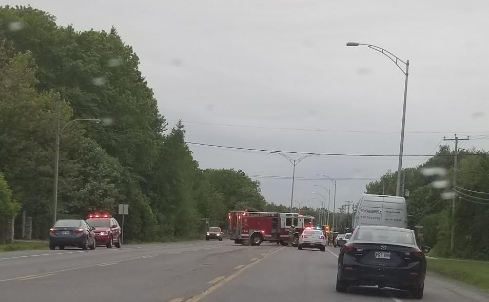 Une voiture percute un lampadaire sur le Boulevard Don-Quichotte