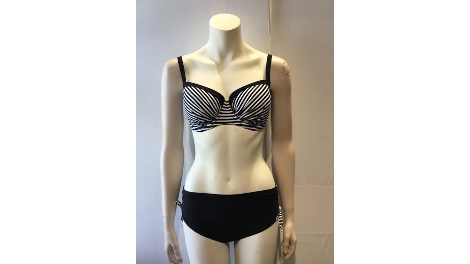 Plongez dans l'été avec la toute nouvelle collection de maillot de bain Sunflair, offert à la boutique Lingerie Marilyn.