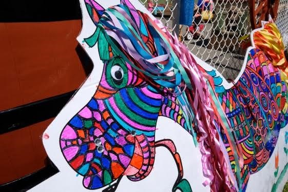 Une haie de chevaux colorés pour le Festival Saint-Lazare au galop
