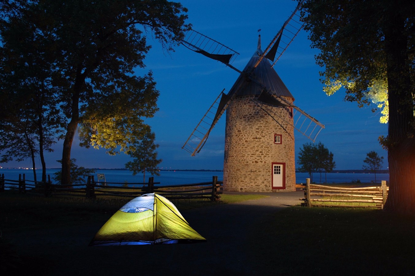 Camping et pluie d'étoiles au Parc historique de la Pointe-du-Moulin