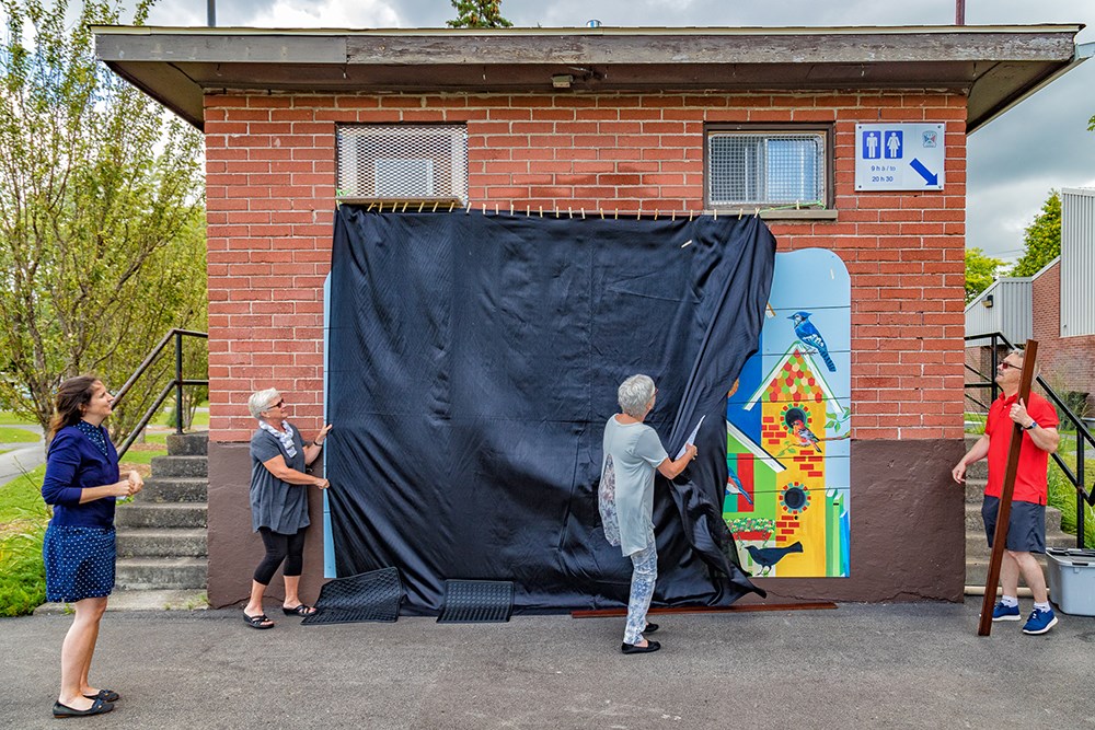 La Ville de Pincourt dévoile sa première murale : Chanteurs populaires