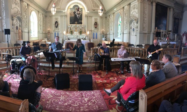 Plus de 75 personnes assistent au concert de Wayne Smith