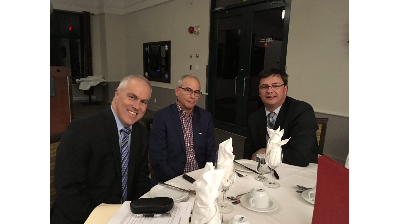 Le président de l'AGAIP, Sylvain Paquin et quelques-uns des convives de la soirée.