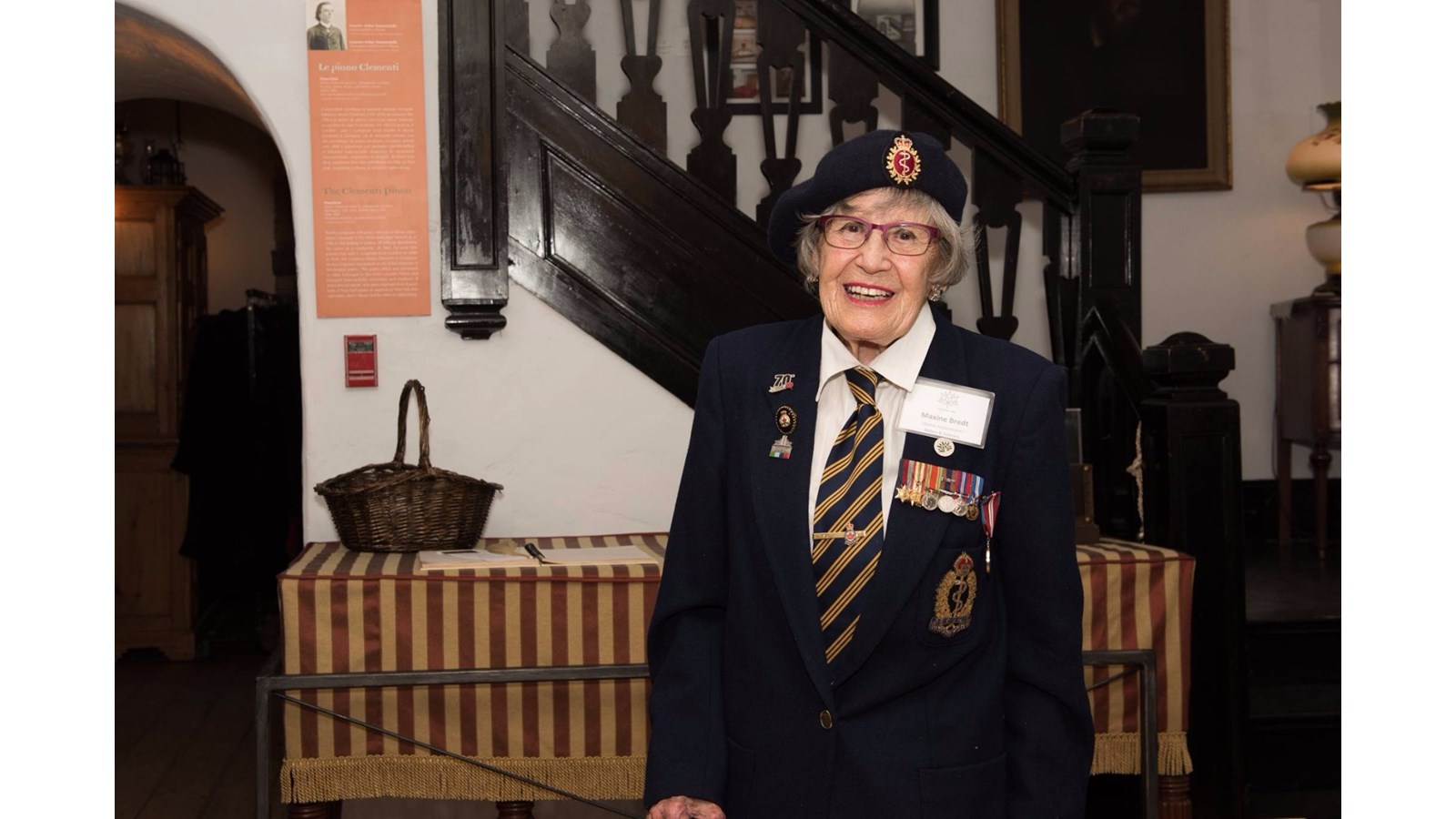 Née en Colombie-Britannique, Maxine Bredt, a reçu la Mention élogieuse du ministre des Anciens Combattants, la Médaille du Lieutenant-gouverneur et a été honorée par le pape en 1959.