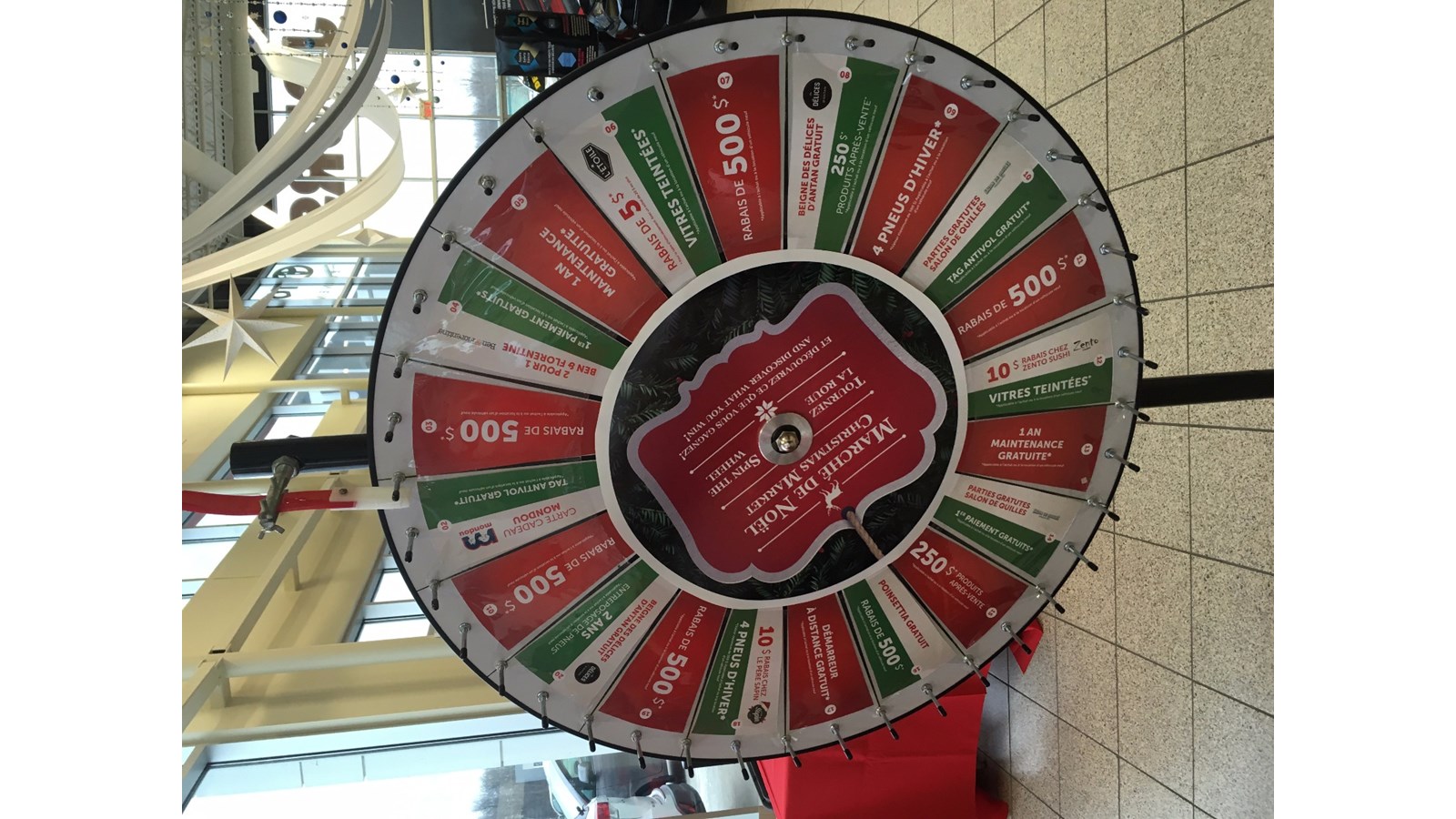 La roue chanceuse qui permet aux visiteurs de remporter différents prix.