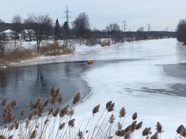 Les pompiers de Coteau-du-Lac simulent un sauvetage sur la glace et dans l’eau 
