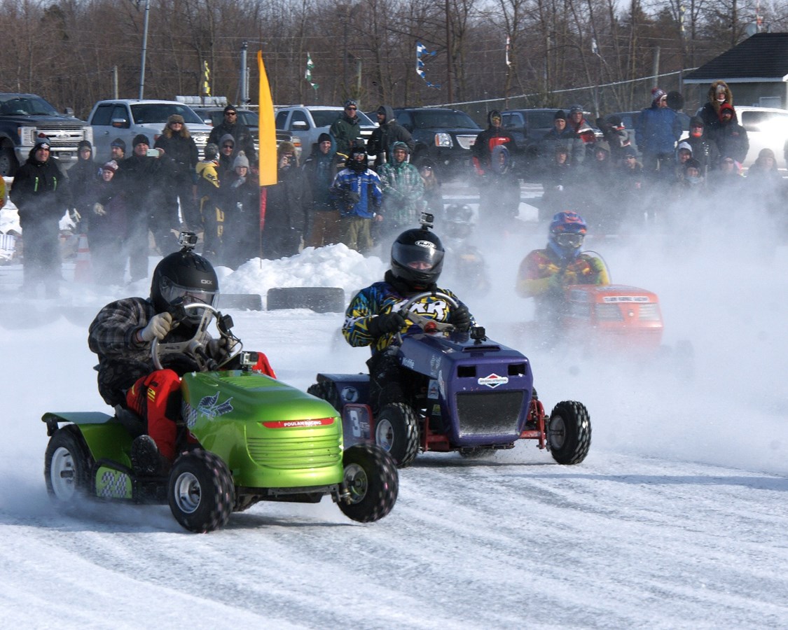 Une deuxième édition réussie pour le Grand prix de tracteurs à gazon sur glace