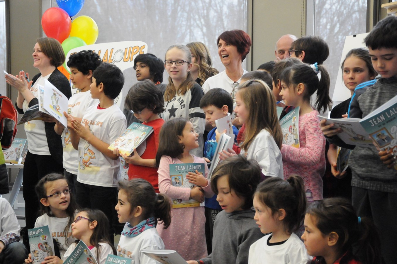 Une trentaine d'enfants prennent part au lancement de Jean Laloupe et le voleur de bulles