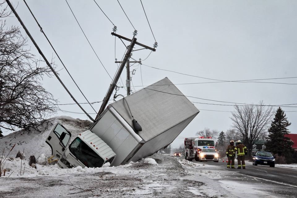 Conditions routières difficiles : un camion-cube dérape sur la route 201 à Saint-Clet