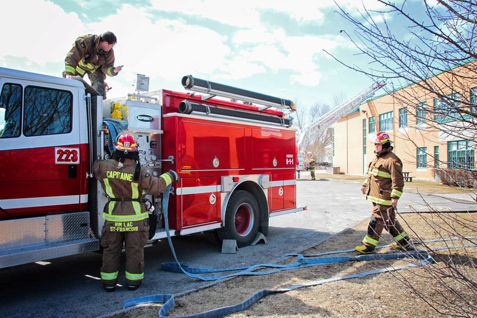 Les pompiers de la Régie du Lac Saint-François, maîtrisent un incendie à Saint-Zotique