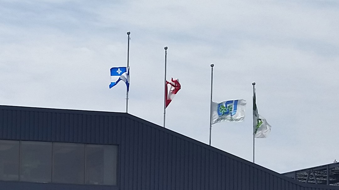 La Ville de Vaudreuil-Dorion met ses drapeaux en berne
