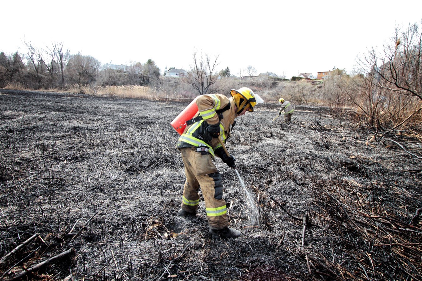 Un pompier est incommodé suite à l'incendie de broussailles de Pointe-des-Cascades