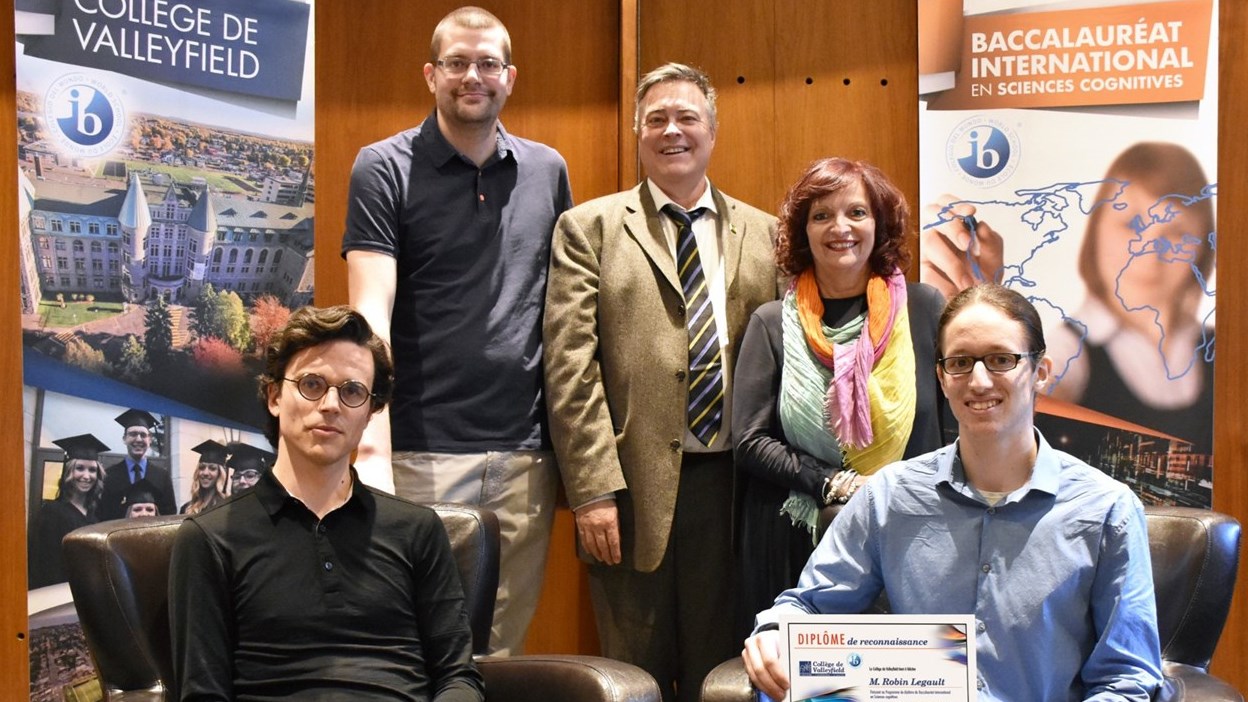 De gauche à droite – à l’arrière : Dominique Tessier, enseignant au département de Mathématiques ; Richard Laroche, directeur des études ; Suzie Grondin, directrice générale du Cégep de Valleyfield.
À l’avant : Mathieu Bélanger, coordonnateur au Programme du diplôme du Baccalauréat international (IB) en Sciences cognitives ; Robin Legault, finissant à l’IB en Sciences cognitives et récipiendaire d’une bourse Schulich Leader 2018.