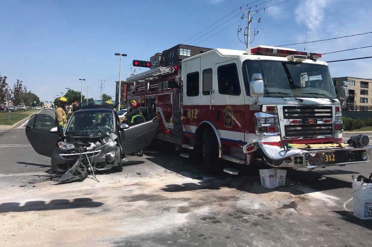 Accident impliquant une voiture et un camion de pompier à Vaudreuil-Dorion