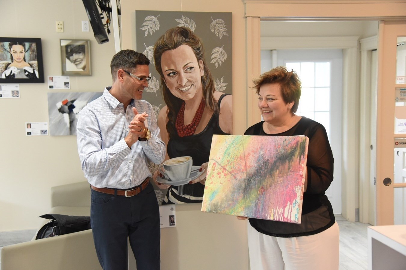 Sonia Isabelle, directrice générale et la toile de la gagnante Adyson Freger, accompagnée de Michel Malboeuf, dentiste