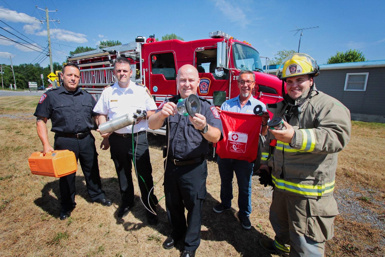 Richard Racine Pompier, Michel Bélanger directeur des Services des incendies de Rivière-Beaudette, Saint-Polycarpe et Saint-Clet, que le pompier et v-p de l'Association des pompiers de Rivière-Beaudette, Jean-Guy Poulin, le pompier Mathieu Beaudin et Gaëtan st-Denis technicien Clôture Invisible.