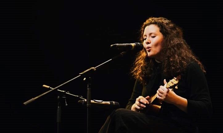 Sofia Simonetto-Rizk et son ukulele à l'agora du parc des Éperviers