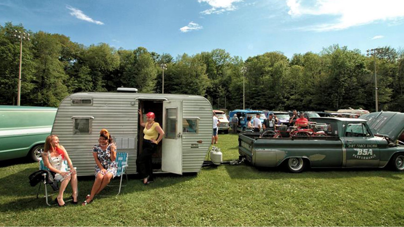 Rockabilly Rumble à Rigaud: le rendez-vous des passionnés de voitures antiques  