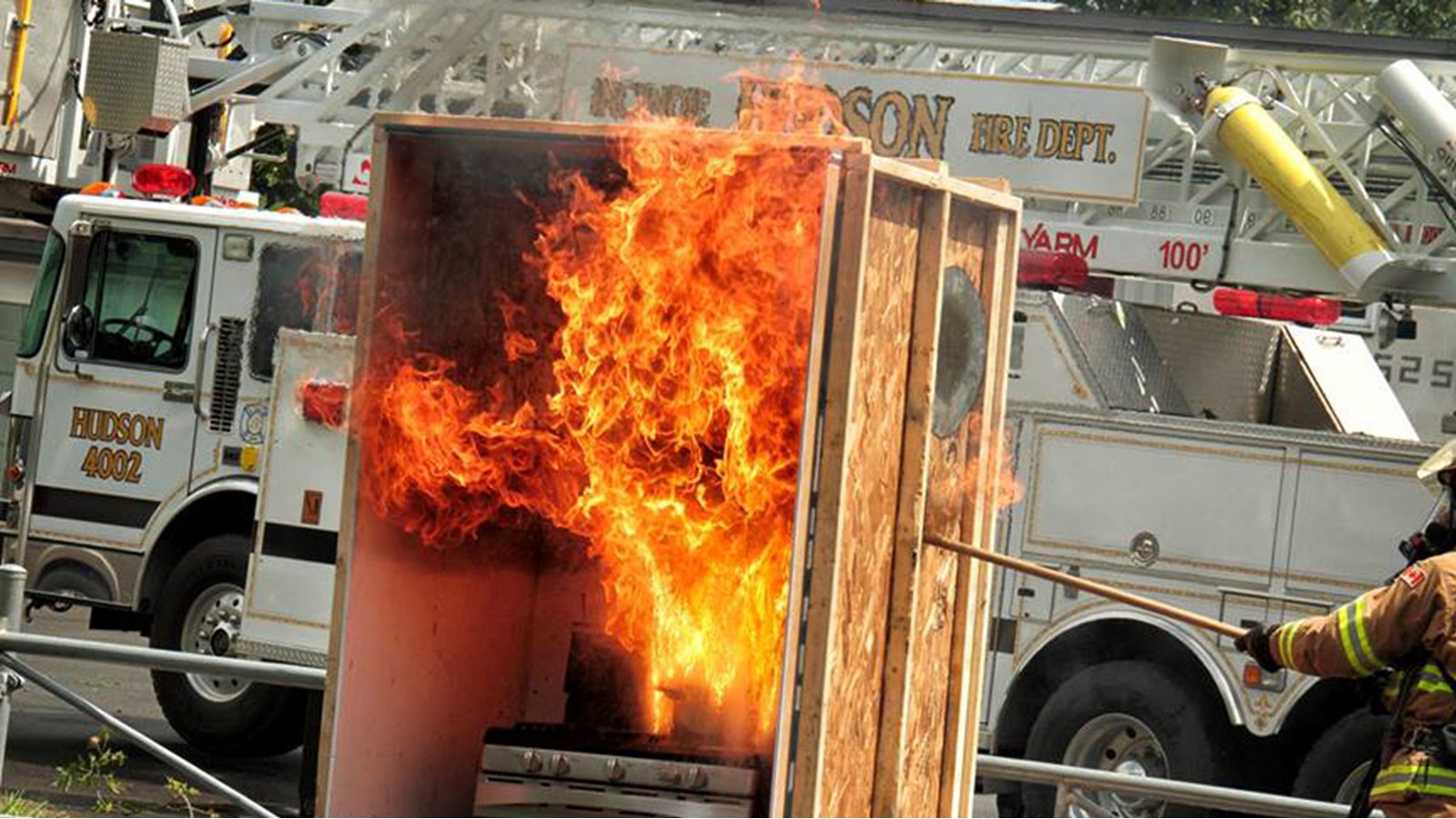 Pendant les démonstrations, les pompiers de Hudson ont rappelé de ne jamais jeter d'eau sur un feu de cuisson. 