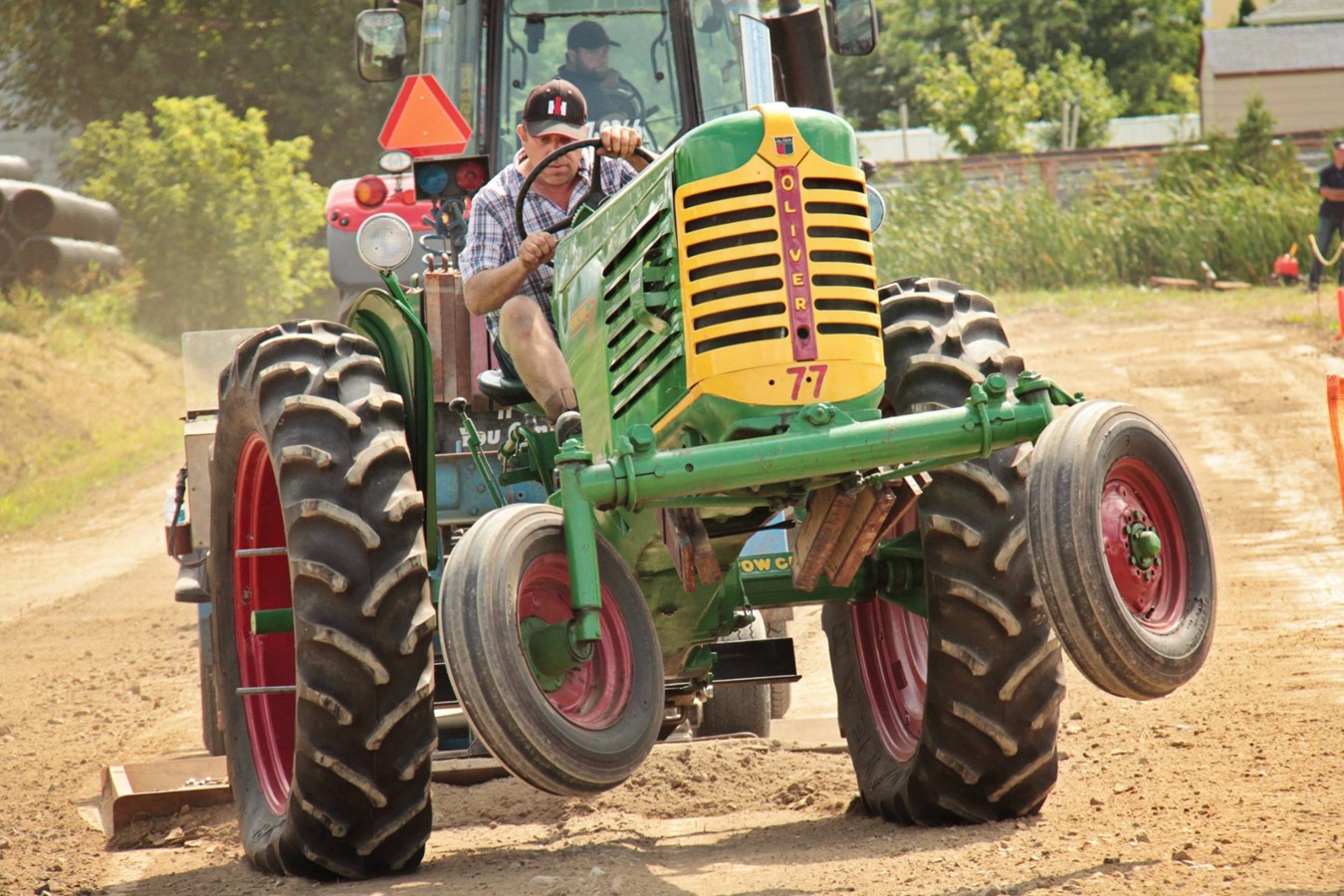 57 tireurs, 63 tracteurs  pour un total de 118 tires à la compétition de tire de tracteur de Saint-Clet