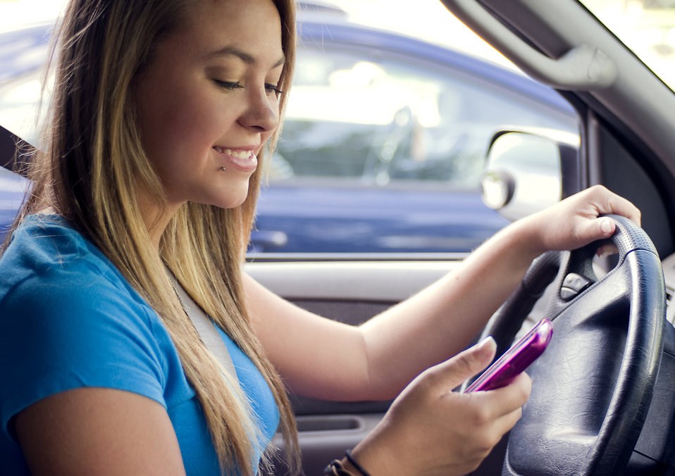 Sur la route, ne vous laissez pas distraire