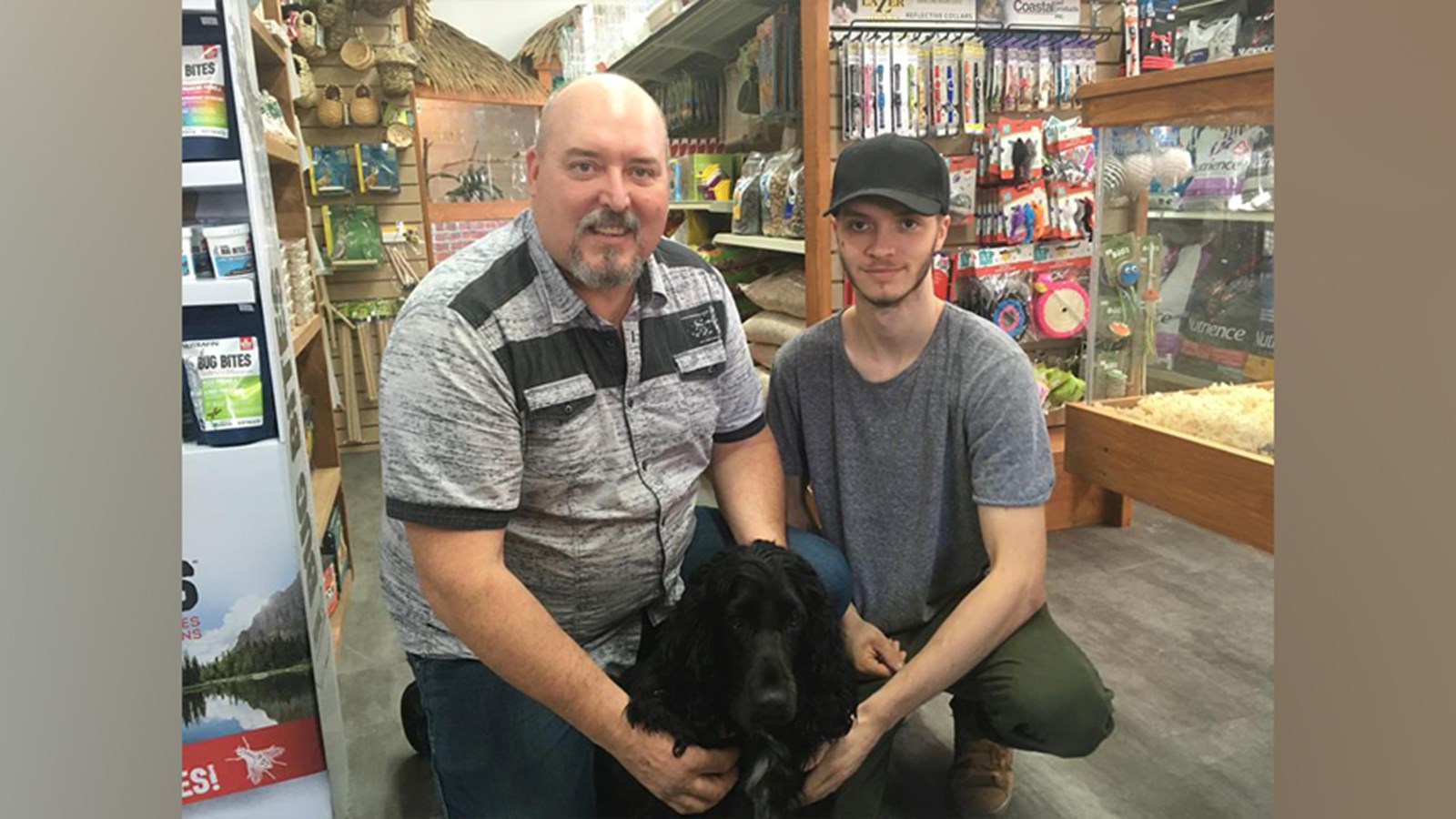 Normand et Kessy Legault, respectivement propriétaire et gérant de l'animalerie St-Lazare posent avec Snoppy.