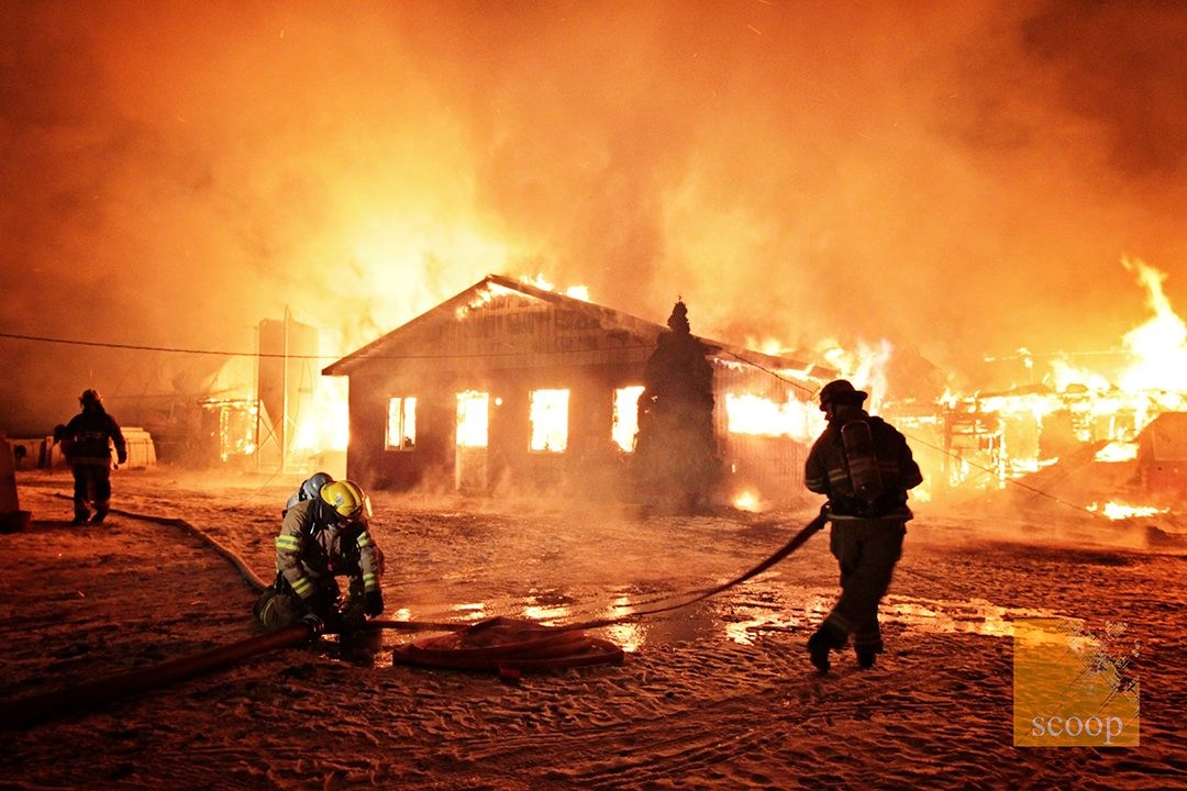 Un incendie majeur détruit un bâtiment de ferme à Saint-Clet