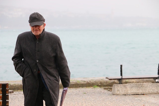 Comment savoir si une personne âgée est en mesure de vivre seule ?