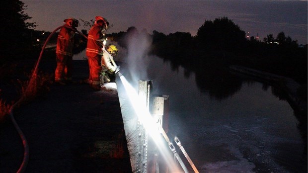 Août 2018 : Voyage, incendie aux écluses et mauvaise blague attirent l'attention