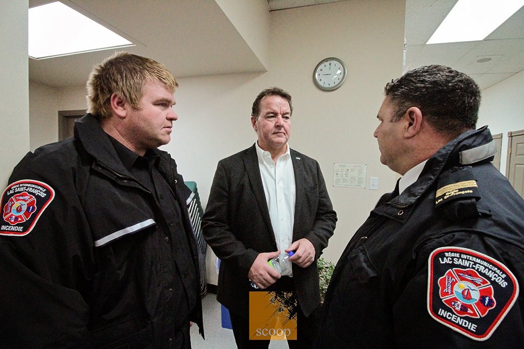 Le maire de Saint-Zotique au centre accompagne du capitaine Sebastien Joubarne et de Nicolas Malette.