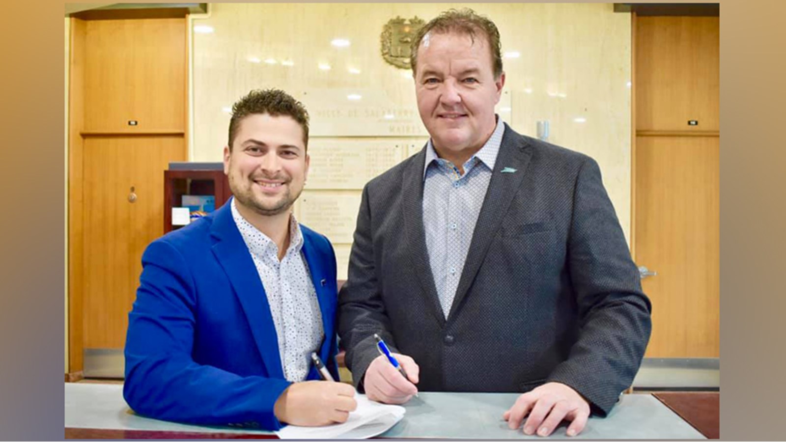 Miguel Lemieux et Yvon Chiasson sont très heureux de la conclusion de cette entente entre leurs municipalités.