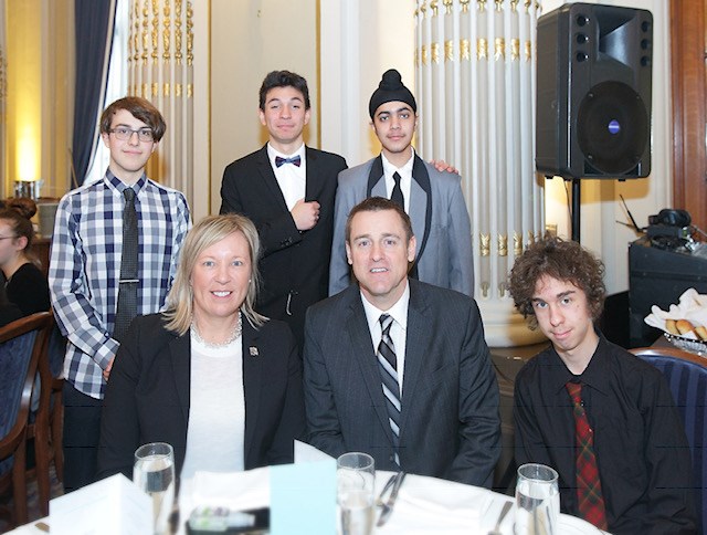 Quatre étudiants de la Cité-des-Jeunes s'initient à la vie politique