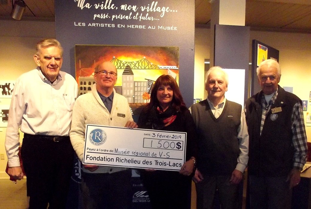 La remise du chèque de la Fondation Richelieu.