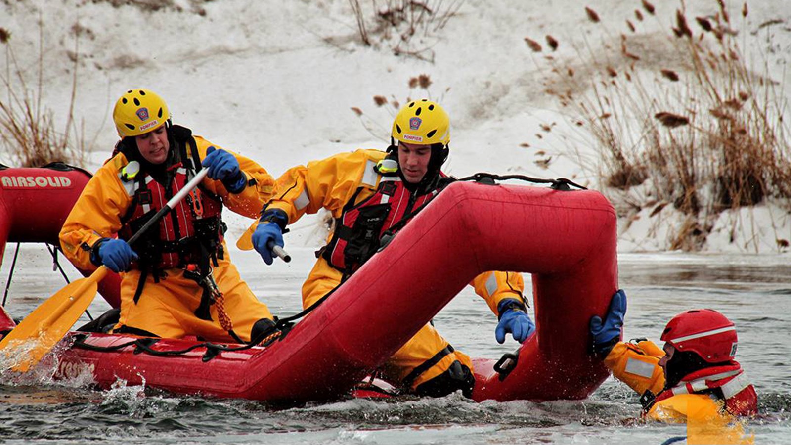 Simulation de sauvetage dans l'eau pour les pompiers de Coteau-du-Lac