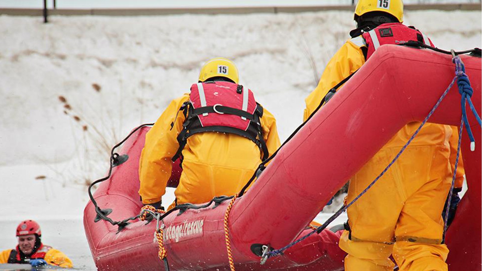 Simulation de sauvetage dans l'eau pour les pompiers de Coteau-du-Lac