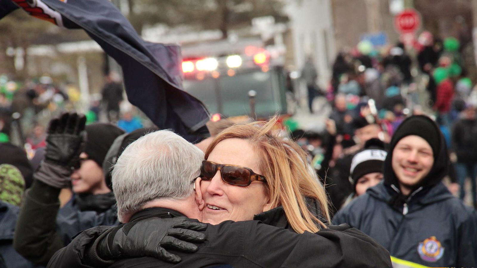 Brenda O"Farrell la première irlandaise femme de l'année. Elle prend la pose avec Doug Hurley un policier à la retraite aujourd'hui professeur au College John Abbott en technique policière.