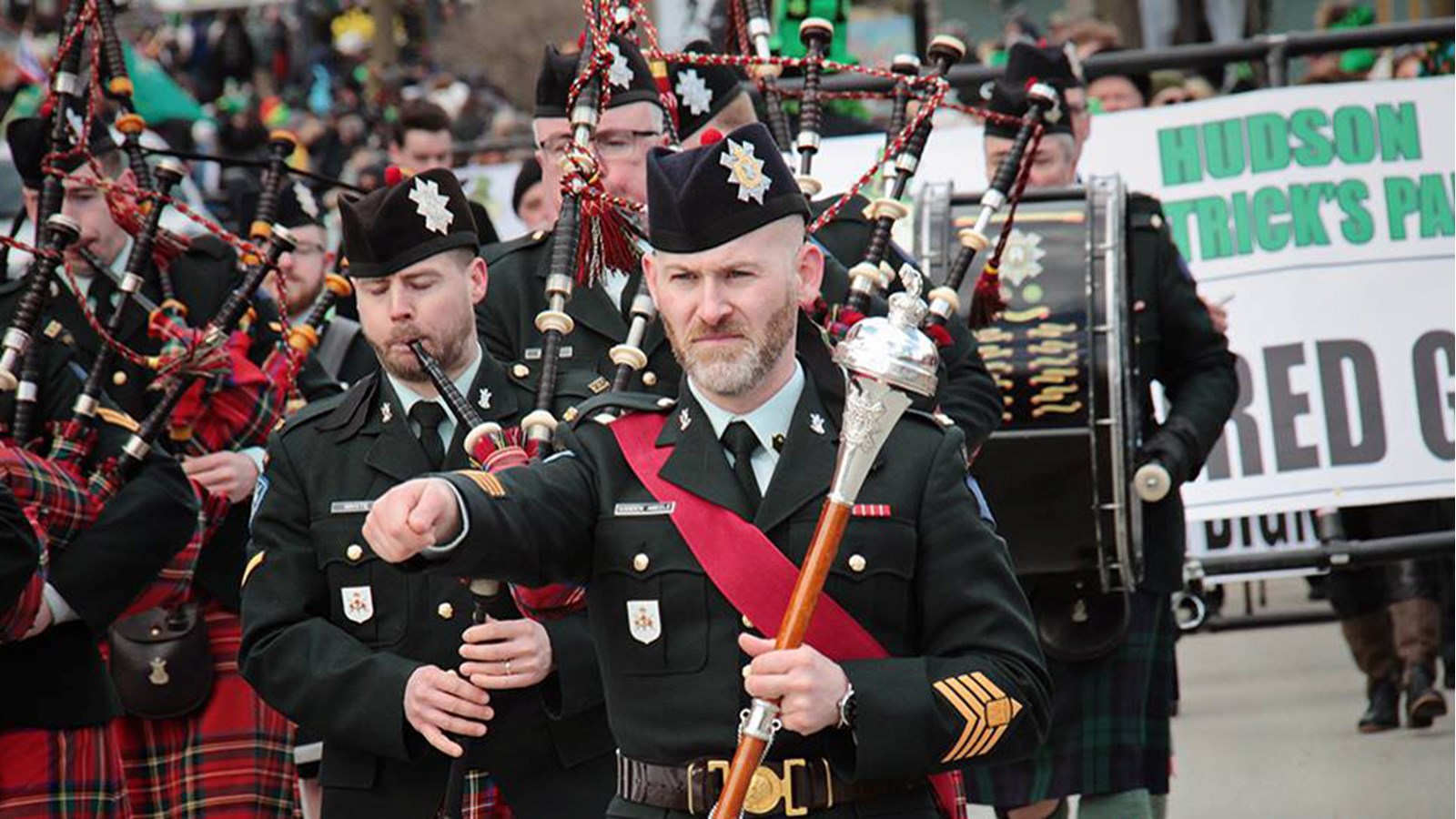 Hudson célèbre les Irlandais lors d’un défilé le 16 mars