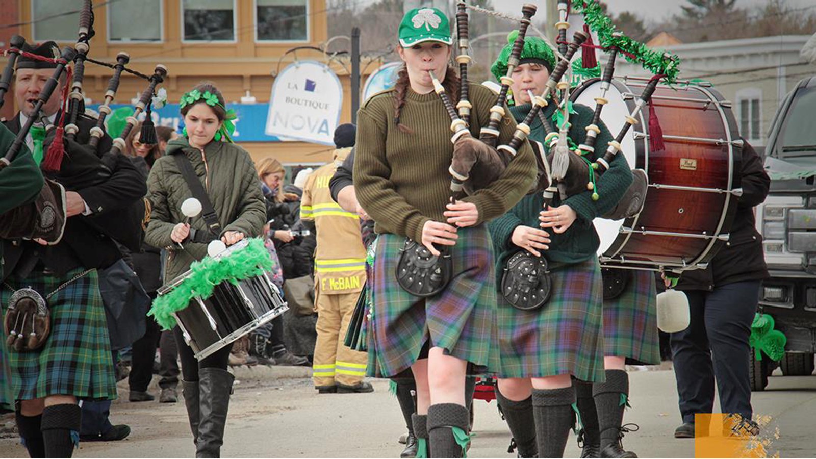 Hudson célèbre les Irlandais lors d’un défilé le 16 mars