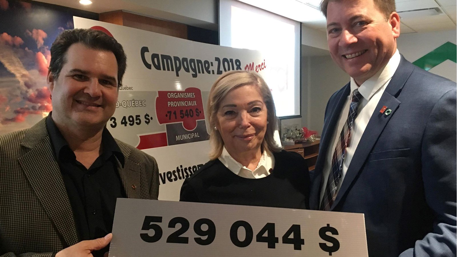 Steve Hickey et Colette Cummings de Centraide Sud-Ouest et Serge Bernier, président du Cabinet de campagne 2018-2019 se réjouissent du succès de celle-ci.