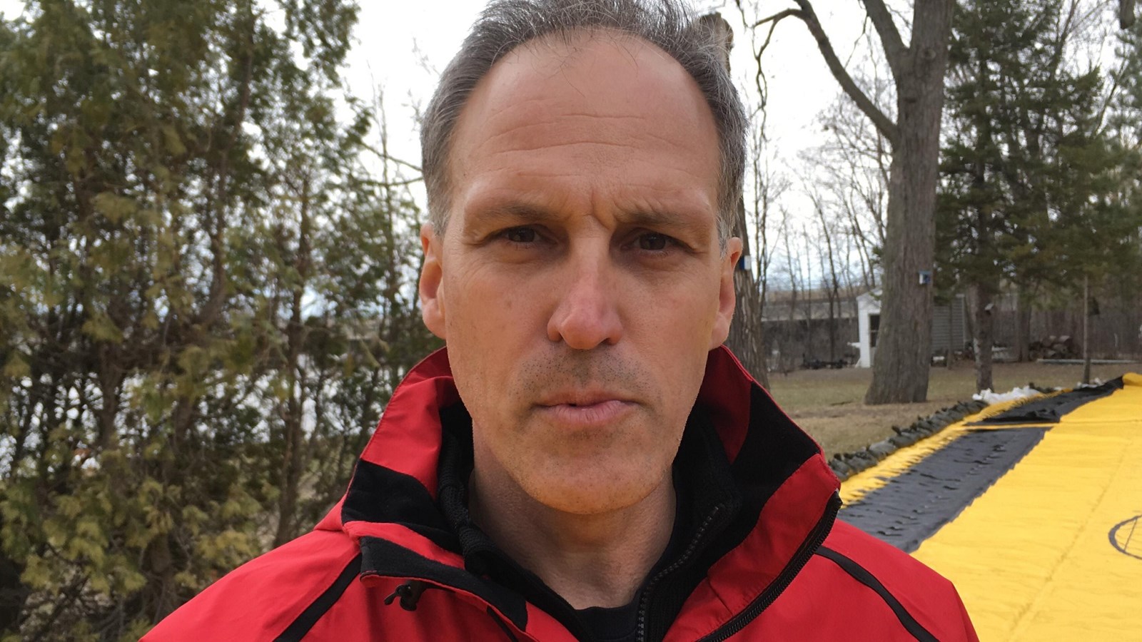 « Le gouvernement nous a avisés qu'il y aurait une crue des eaux dans quelques jours. On profite donc de ce délai pour nous préparer. » - Yanick Bernier