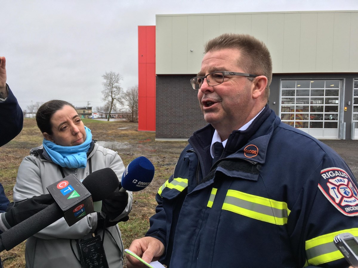 « À l'heure actuelle, à la Centrale de Carillon on enregistre un débit de 7800 à 7900 mètres cubes à la seconde...» - Daniel Boyer