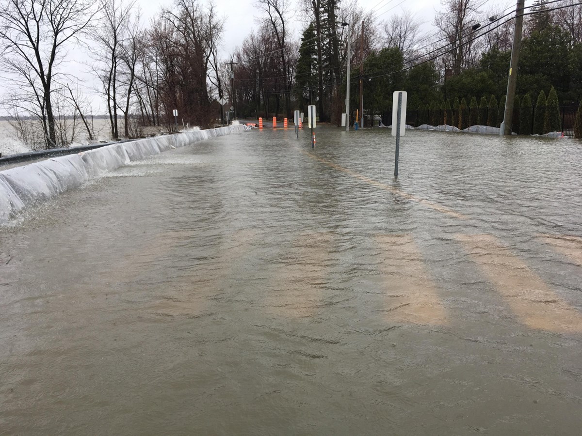 Le vent créé de fortes vagues dans le secteur du Château Vaudreuil
