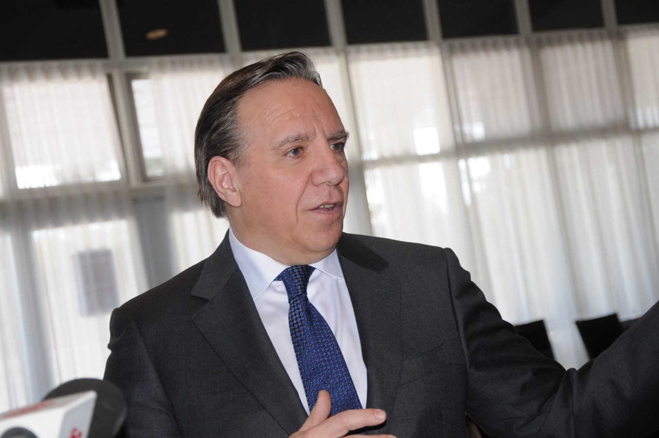 « Ce qui passe en premier c'est la sécurité... On s'occupera des biens matériels, après » - François Legault