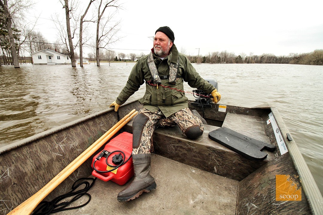 Seul sur son île, Jean Charbonneau est résolu à sauver sa résidence