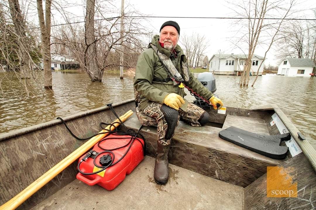 Seul sur son île, Jean Charbonneau est résolu à sauver sa résidence