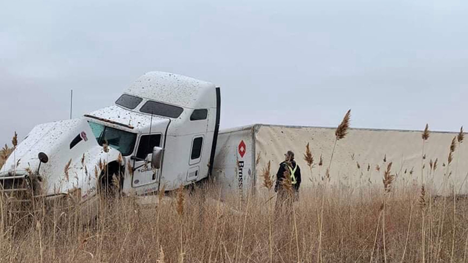 Un poids lourd se renverse sur l’autoroute 20 Ouest 